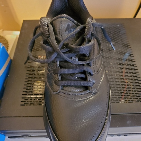 Women Brook Sneakers. Size 8 - Picture 3 of 5